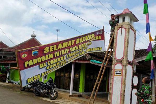 Pemasangan Spanduk Selamat Datang Dalam Rangka Penyambutan Kunjungan Pangdam IV Diponegoro