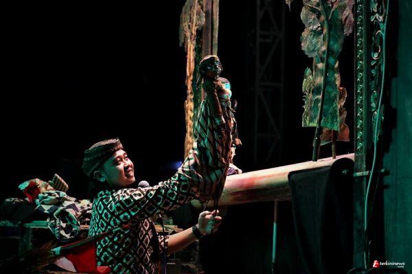 Ribuan Warga Saksikan Wayang Santri Di Penutupan Cempaka Suro Fest